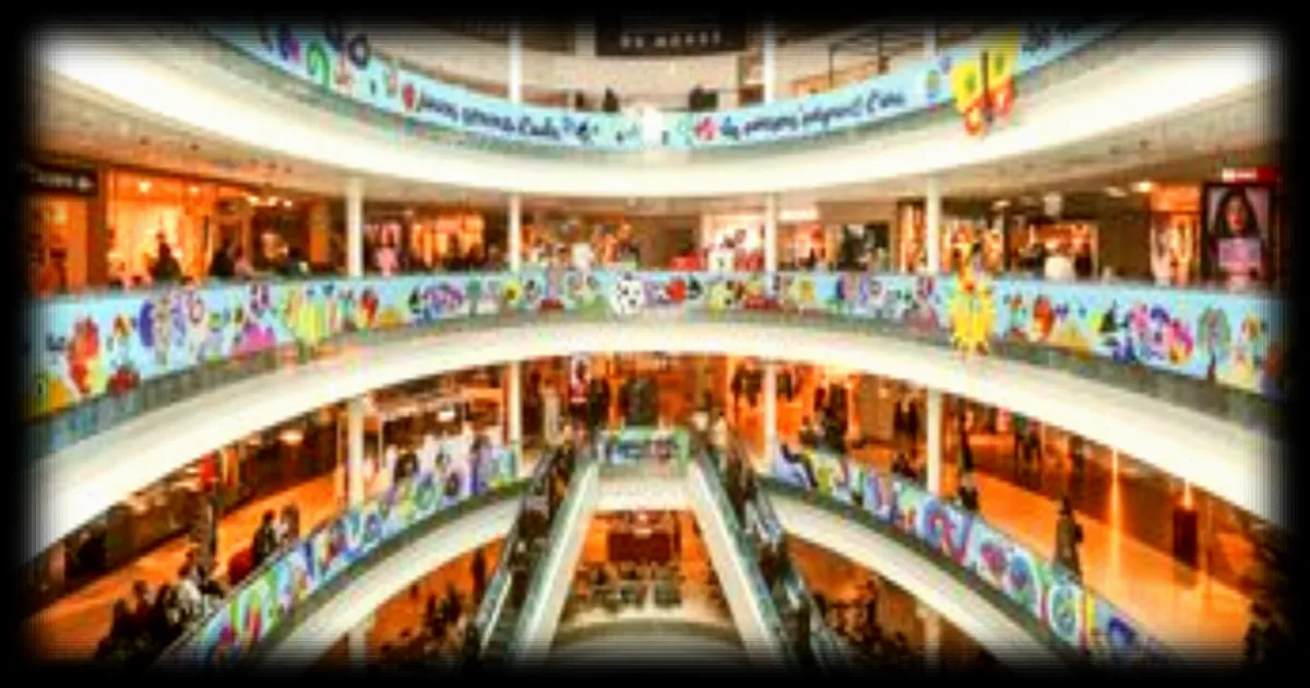 Léona Rose transforme l’atrium de Beaugrenelle en jungle printanière pour « Beaugrenelle in Bloom »