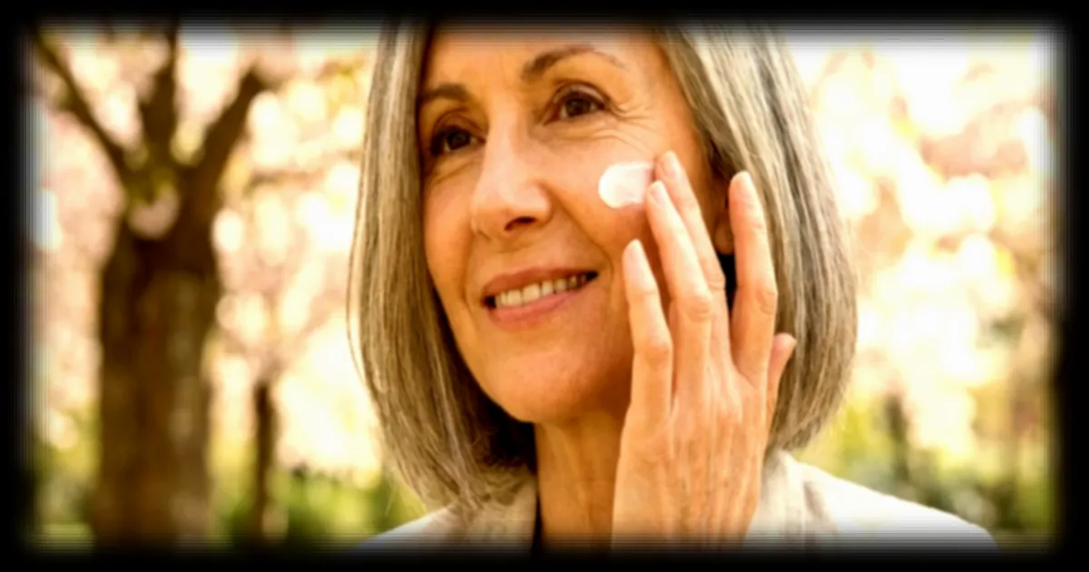 Les 2 crèmes solaires incontournables au printemps pour la peau mature, selon des médecins