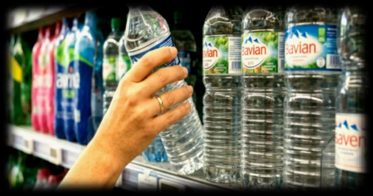 Les 4 marques d'eau en bouteille sans risque en 2024 selon Top Santé