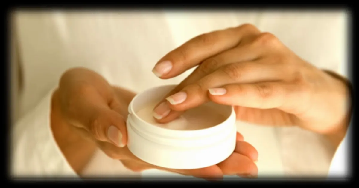 Les 6 soins essentiels pour une routine beauté efficace après 60 ans, selon un dermatologue