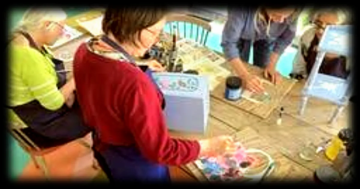 Les ateliers de Stéphanie Lelong : redonner vie aux vieux meubles à travers la peinture décorative et le bricolage