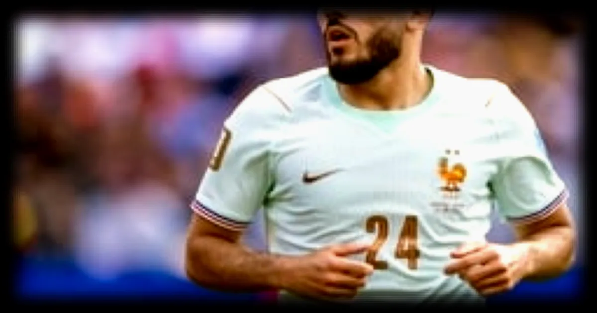 Les Bleus en forme : Rayan Cherki offre des maillots à des supporters à Boston