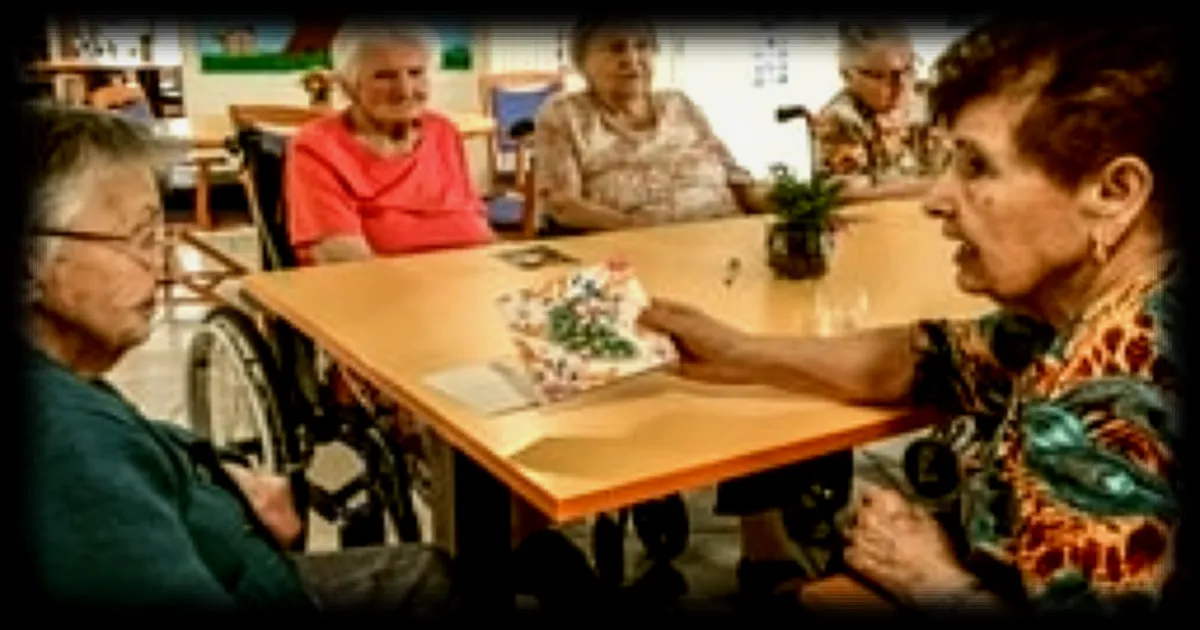 Les cartes postales, un outil de stimulation cognitive et sociale dans les Ehpad