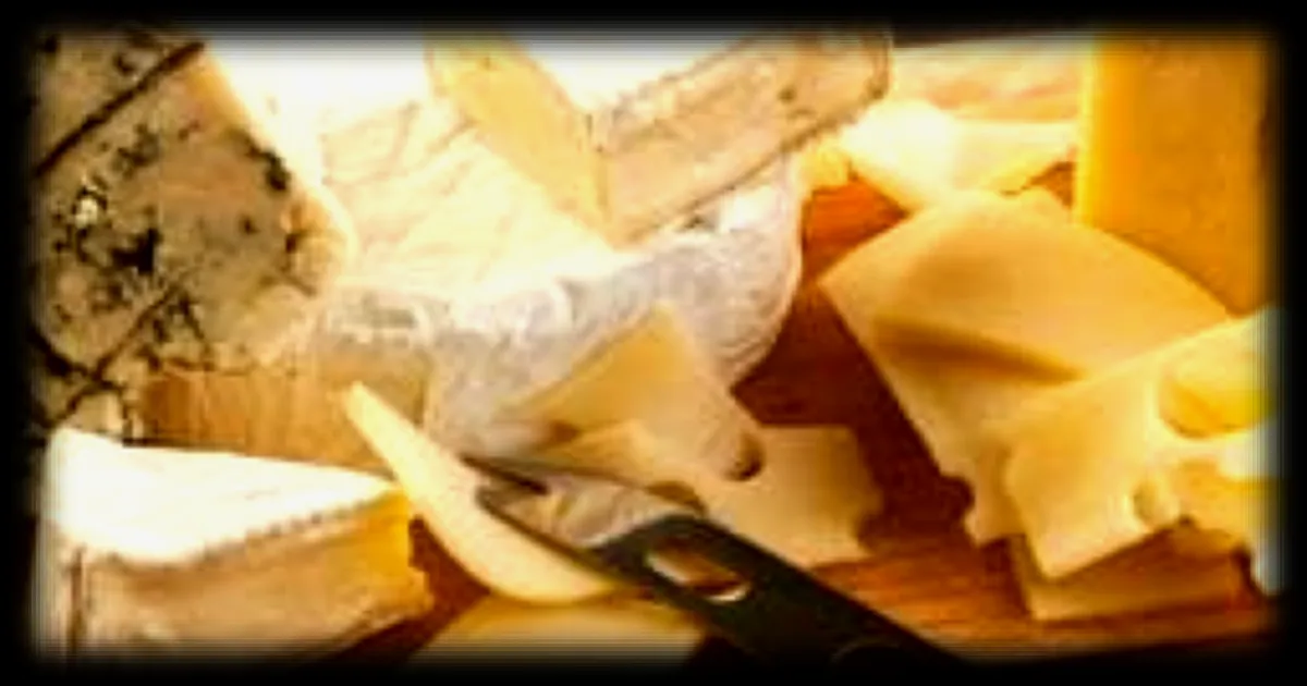 Les couteaux à fromages : pourquoi les lames comportent-elles des trous ?