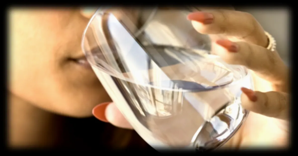 Les effets de boire de l'eau tiède comme Jennifer Aniston selon une étude récente