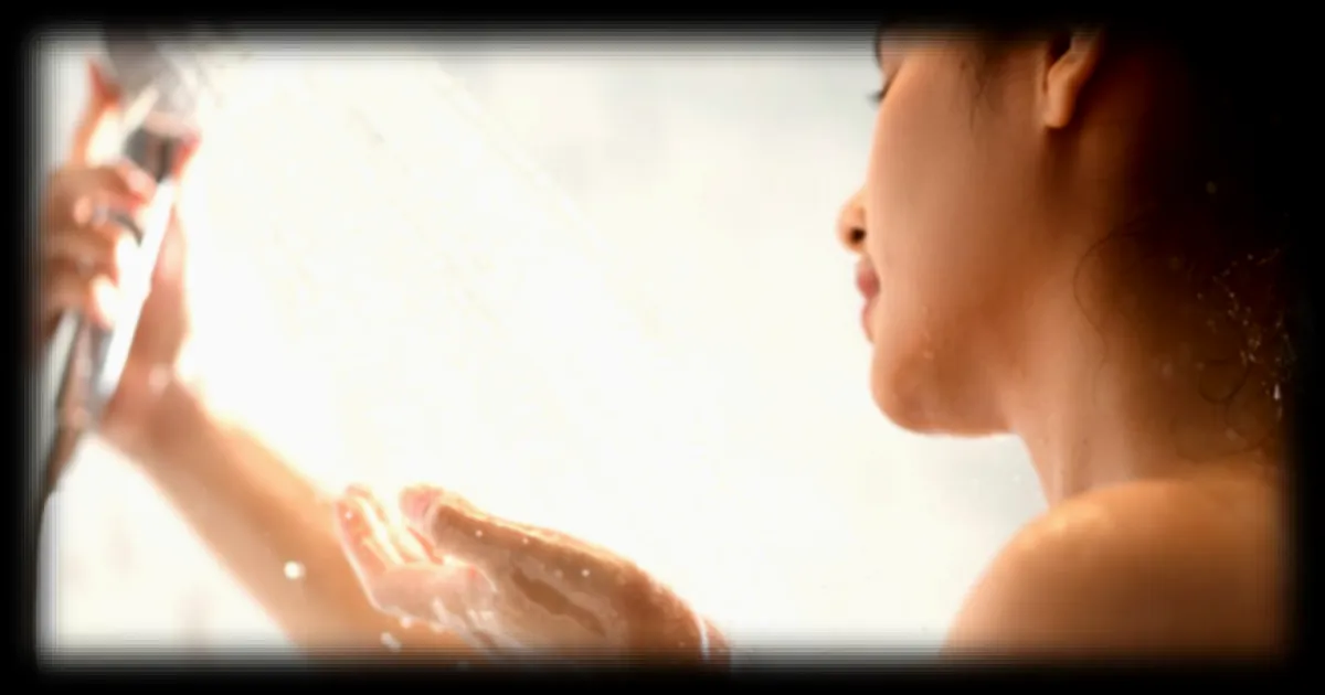 Les effets potentiels des douches chaudes sur l'immunité, selon les spécialistes de la santé