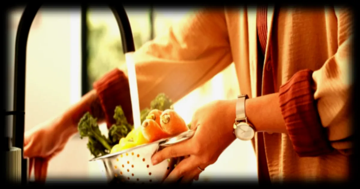 Les endroits insoupçonnés de votre cuisine qui abritent plus de microbes que les toilettes