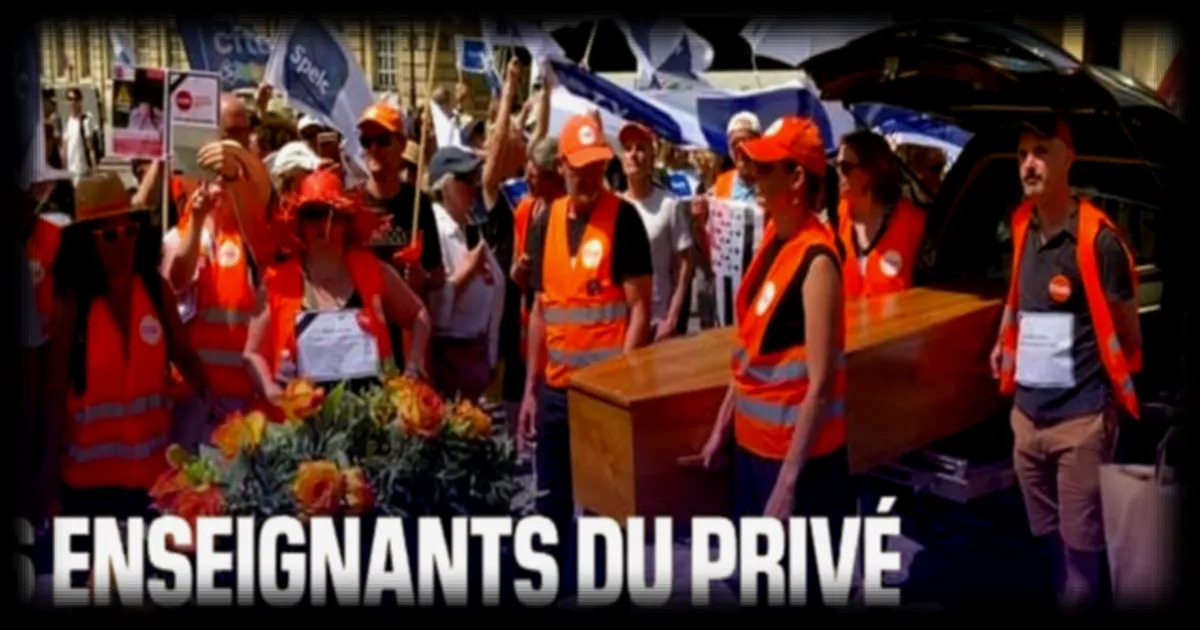 Les enseignants du privé simulent un enterrement pour alerter sur leurs conditions de travail