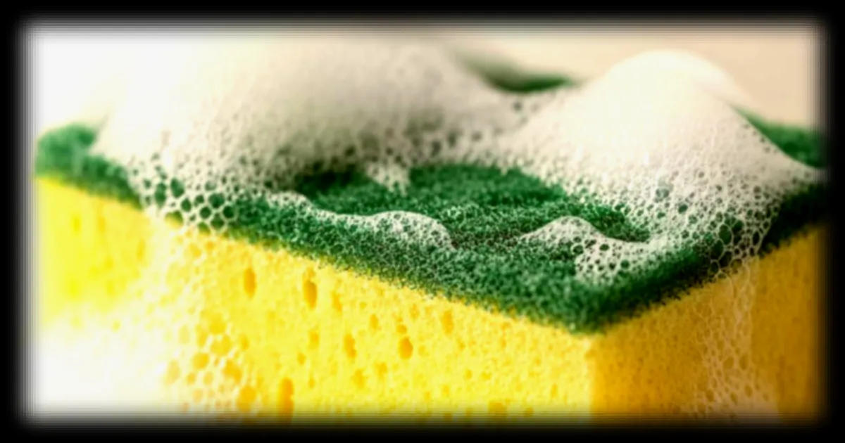 Les éponges de vaisselle libèrent des microplastiques : une étude révèle l'impact sur l'environnement