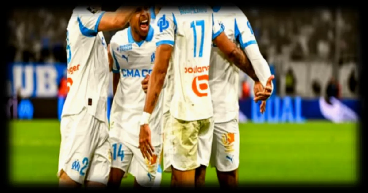 Les joueurs de l'OM célèbrent leur victoire avec le rappeur Jul dans le vestiaire