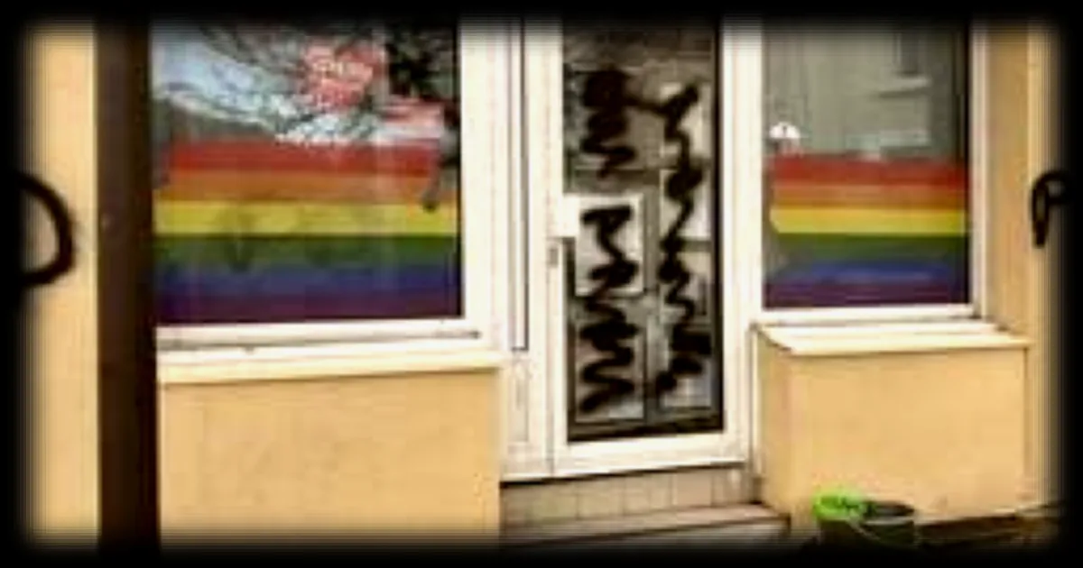 Les locaux d'une association LGBTQIA+ ciblés par des tags homophobes au Mans