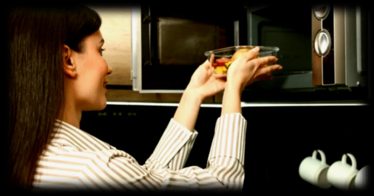 Les oncologues alertent sur les risques du micro-ondes : comprendre les dommages cellulaires potentiels