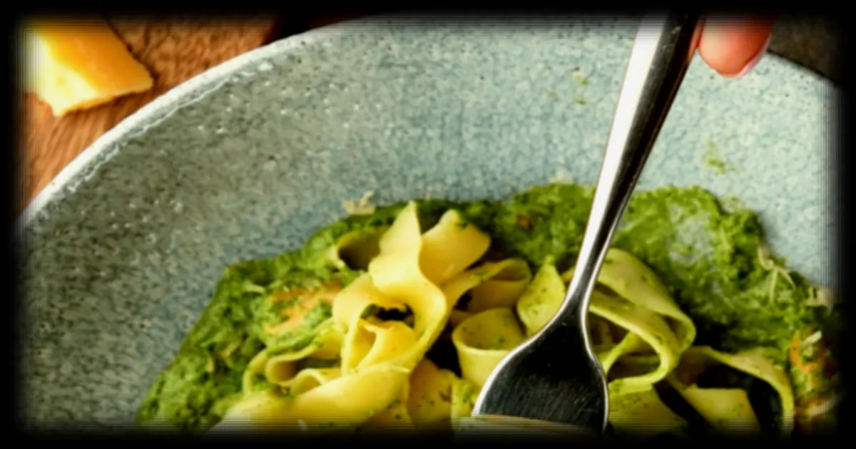 Les pâtes carbonara revisitées à l’avocat : une alternative crémeuse et légère qui fait débat