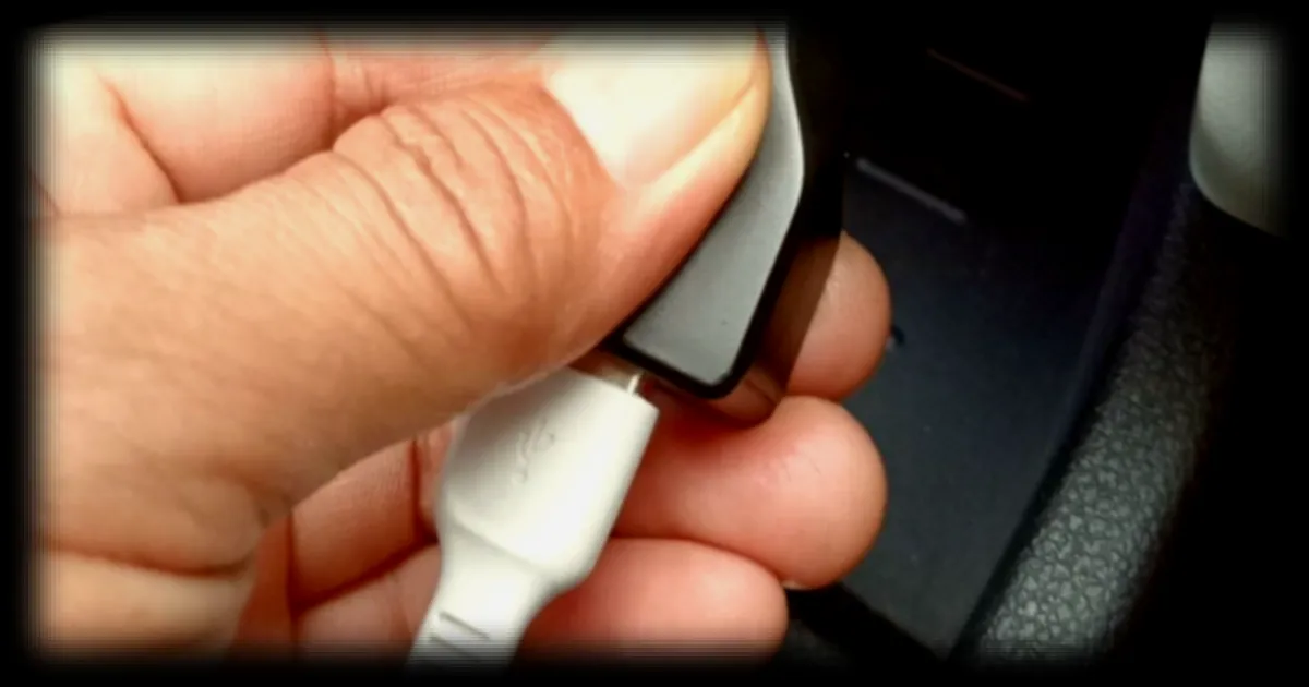 Les ports USB dans les voitures : attention aux appareils branchés