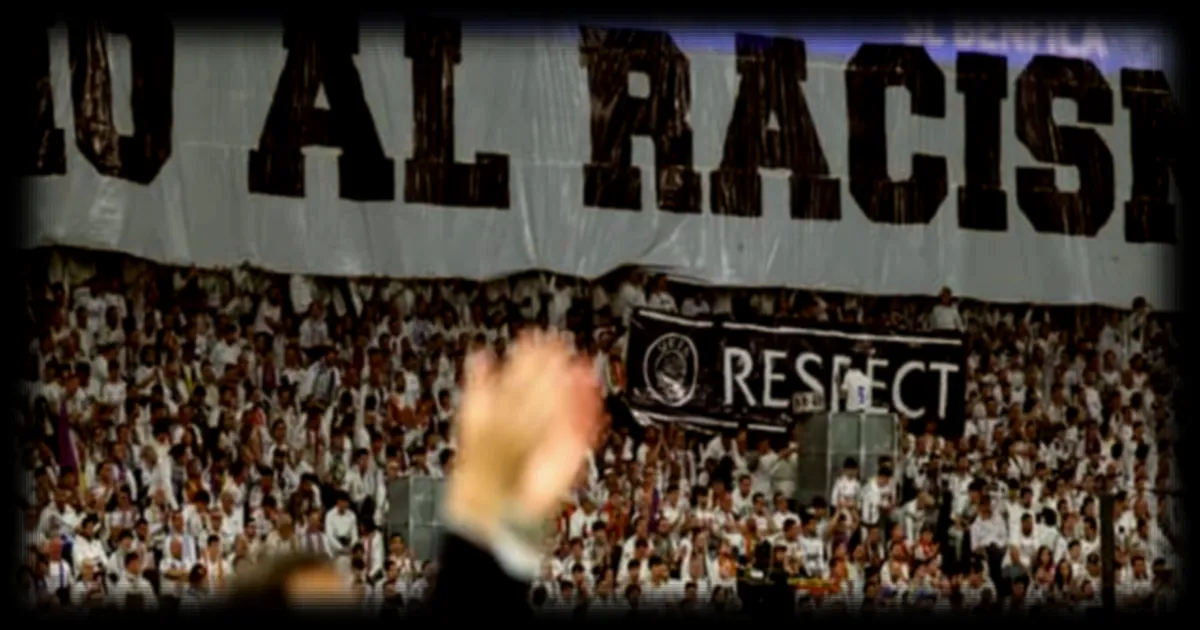 Les supporters du Real Madrid affichent leur soutien à Vinicius et disent non au racisme
