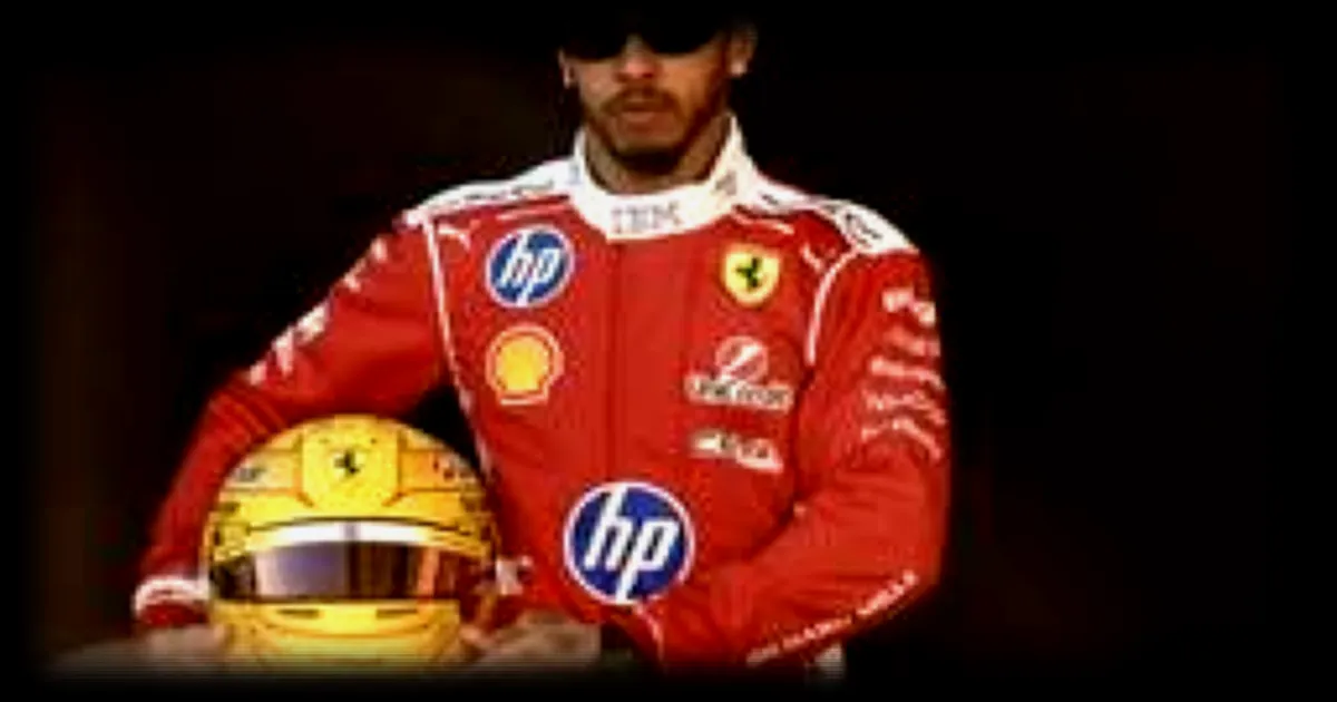 Lewis Hamilton présente son nouvel animal de compagnie à Melbourne