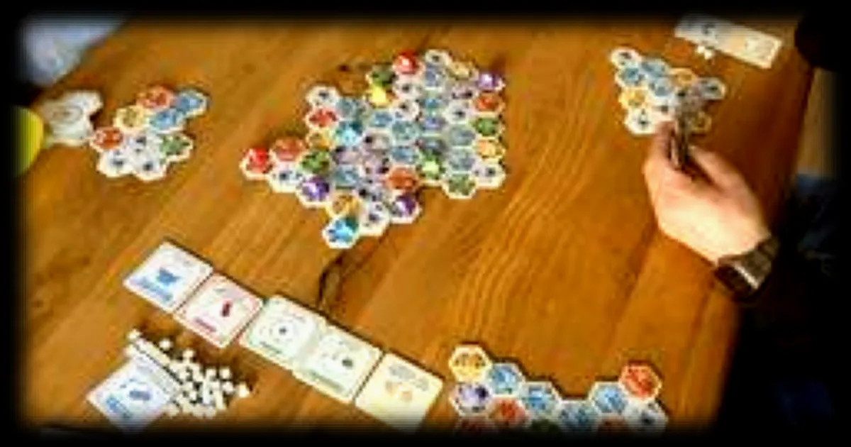 L'extension 'Panthéon' transforme le jeu de société 'Akropolis' en une expérience collaborative