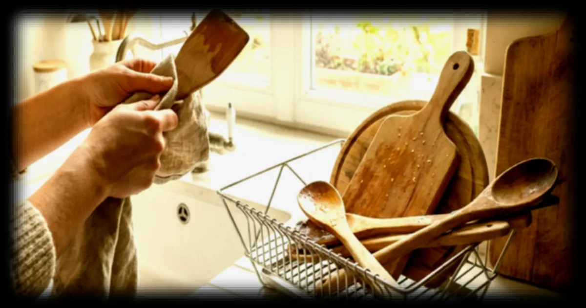 L'importance du séchage des ustensiles en bois après lavage pour prévenir la prolifération des bactéries