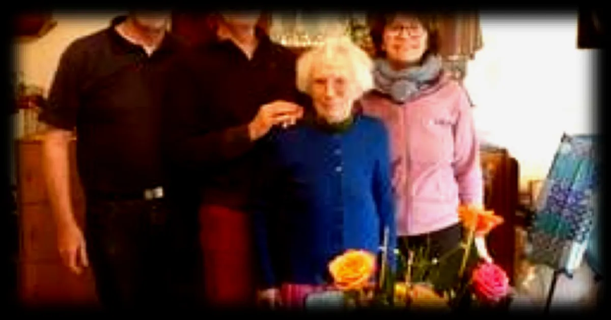 Louisette Bertrand, 100 ans, mene une vie active à Crozon