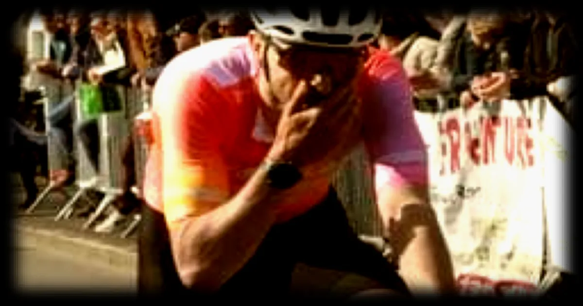 Lucas Even, le coureur du Team Véloplaiz, se prepare pour le Tour de la Côte de Granit Rose