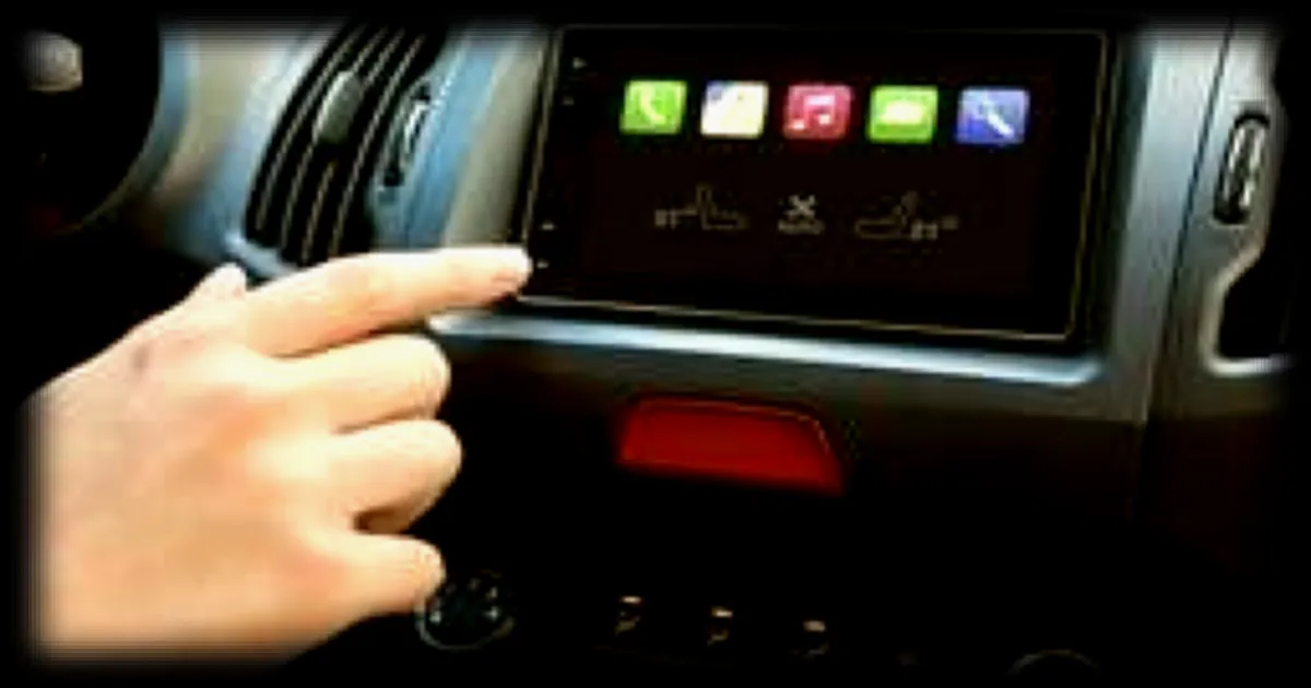 L'utilisation des écrans tactiles en voiture : quelles différences avec l'utilisation du téléphone portable au volant ?