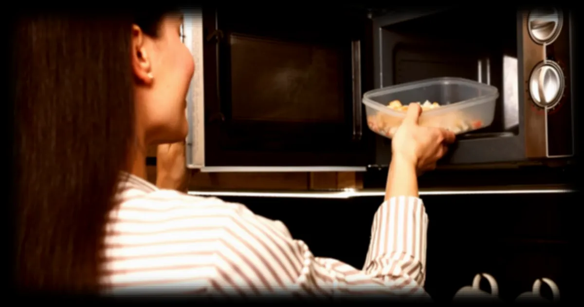 L'utilisation du micro-ondes pendant la pause déjeuner : un danger pour la santé selon des médecins