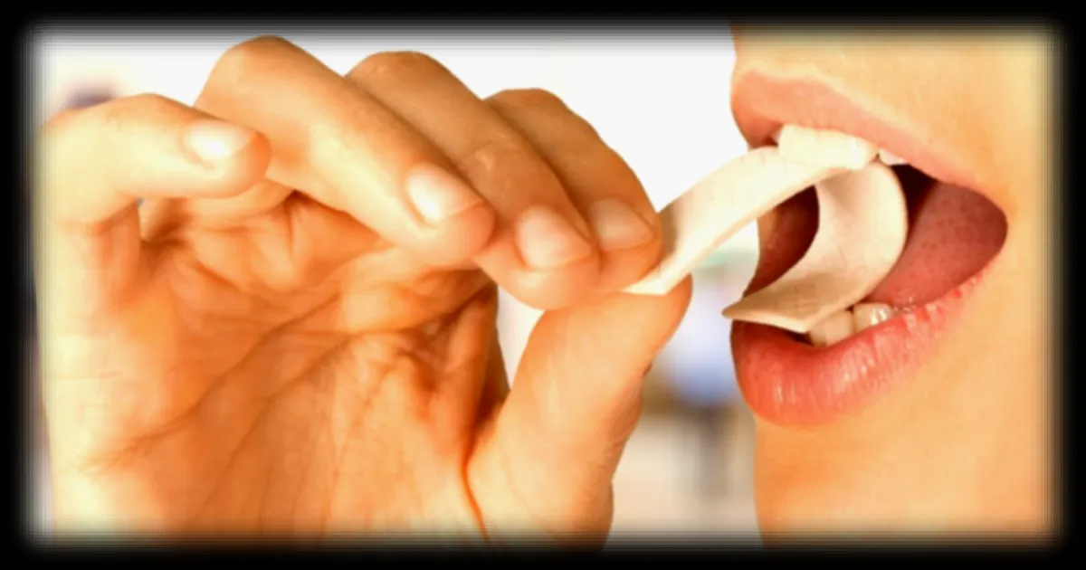 Mâcher du chewing-gum pour calmer les envies de grignotages : une analyse factuelle