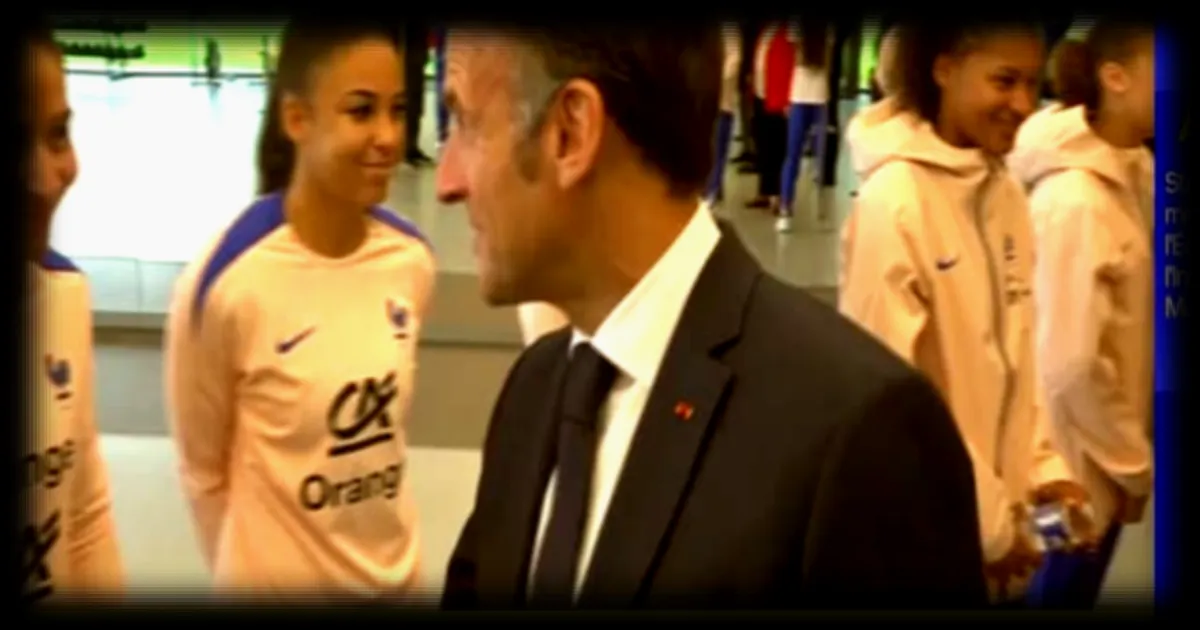 Macron rencontre les Bleues : un soutien symbolique avant la Coupe du monde féminine