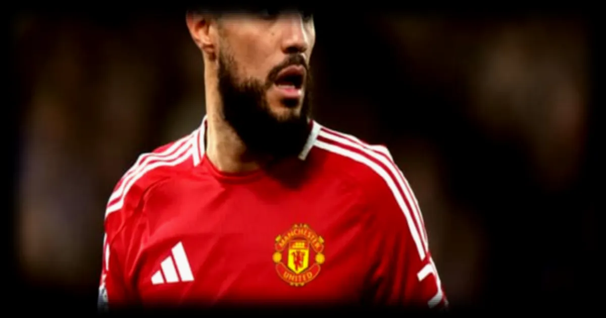 Manchester United : Noussair Mazraoui se moque d'un revendeur d'autographes, pas d'un fan