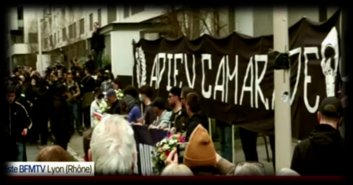 Marche en hommage à Quentin Deranque : le cortège atteint la rue Victor Lagrange, lieu de son agression mortelle à Lyon