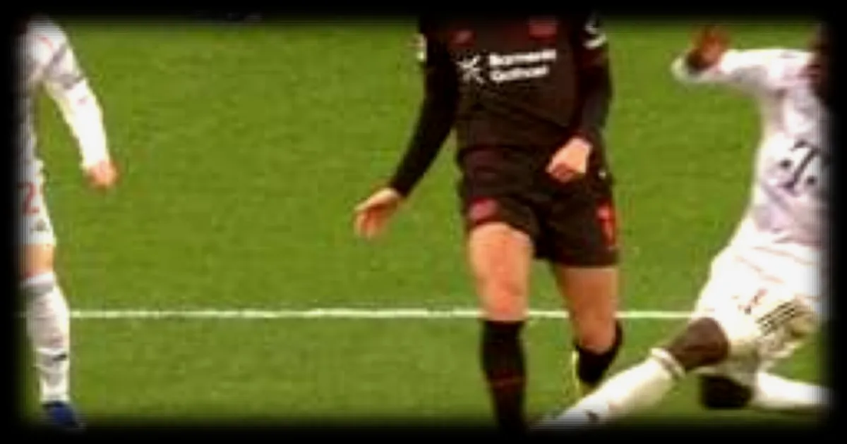 Martin Terrier sort sur blessure apres un tacle horrible lors du match Leverkusen - Bayern Munich