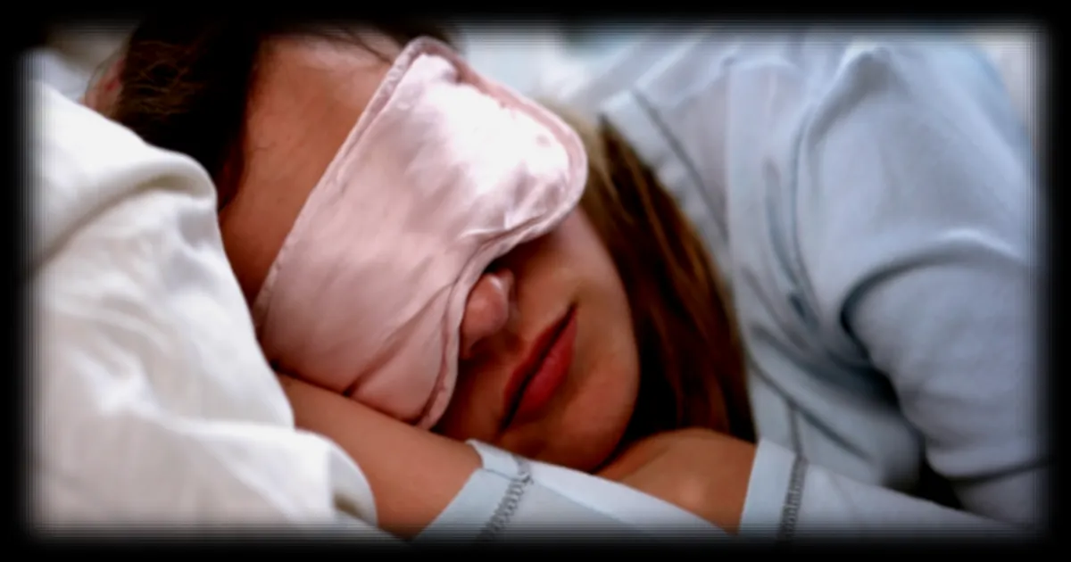 Masque de sommeil et acné : pourquoi ces boutons apparaissent sur le front et les tempes