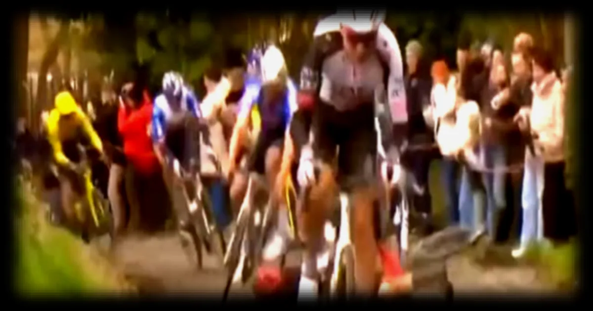 Mathieu Van der Poel remporte l'Omloop Het Nieuwsblad avec une manœuvre spectaculaire