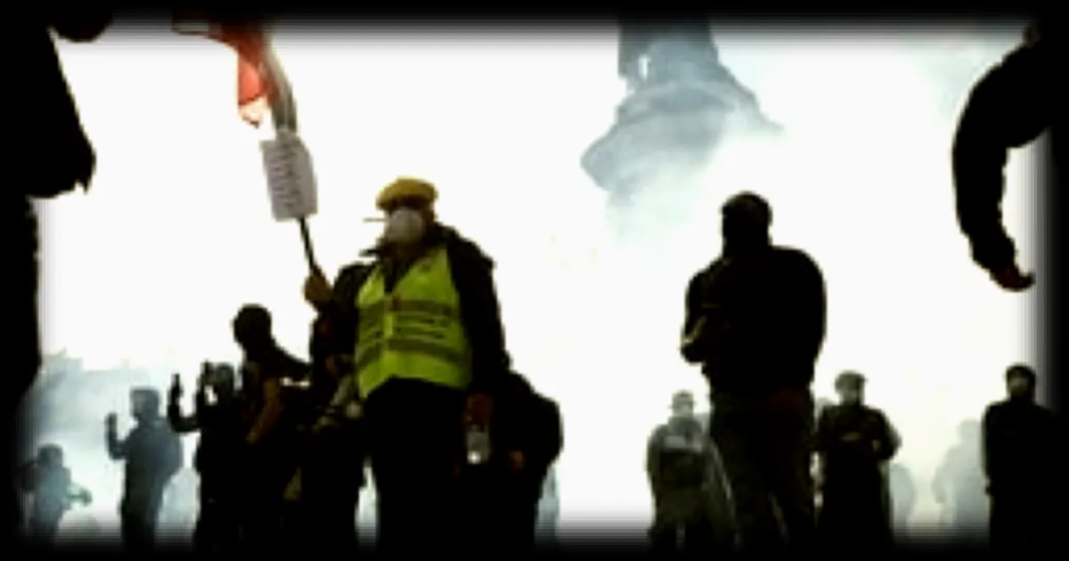 Mathis Chevalier, combattant de MMA, touche à la tête par un tir de grenade lacrymogène lors des manifestations du 17 octobre