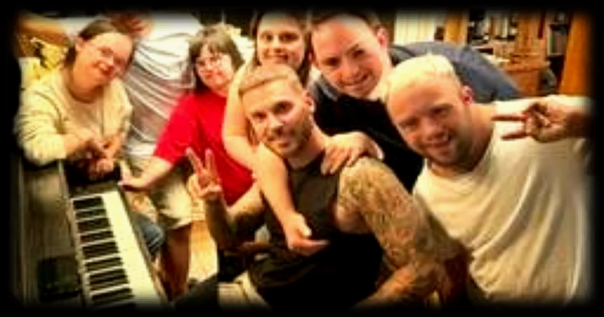 Matt Pokora et six adultes porteurs de trisomie 21 en road-trip au Québec ce soir sur Gulli