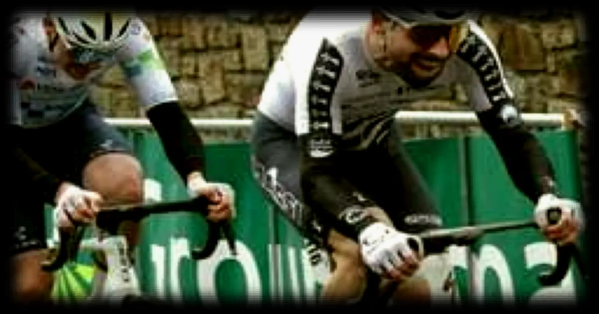 Maxime Rio savoure sa tunique de champion de Bretagne avant l'Étoile de Tressignaux