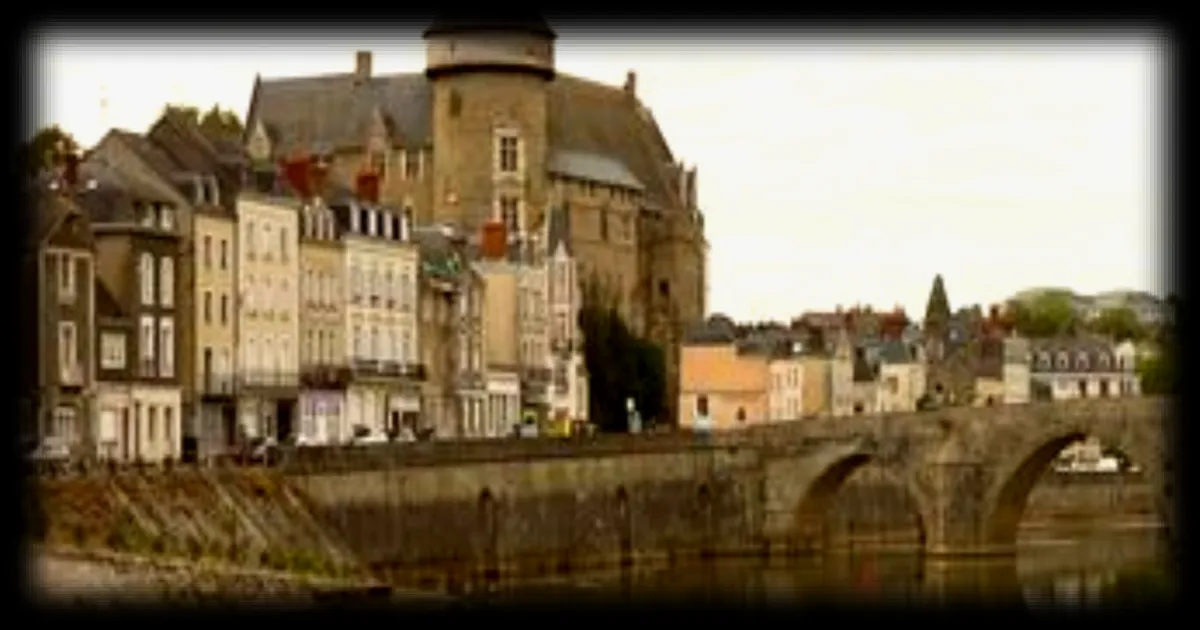 Mayenne : entre sculptures oniriques, bains-douches historiques et chocolat artisanal, les trésors méconnus d’un département