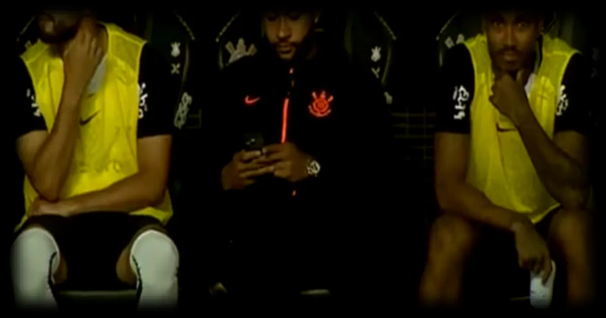 Memphis Depay recadré par son staff pour utilisation de téléphone pendant un match