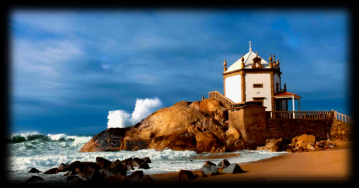 Miramar : la chapelle Senhor da Pedra, un symbole majestueux sur l'océan portugais