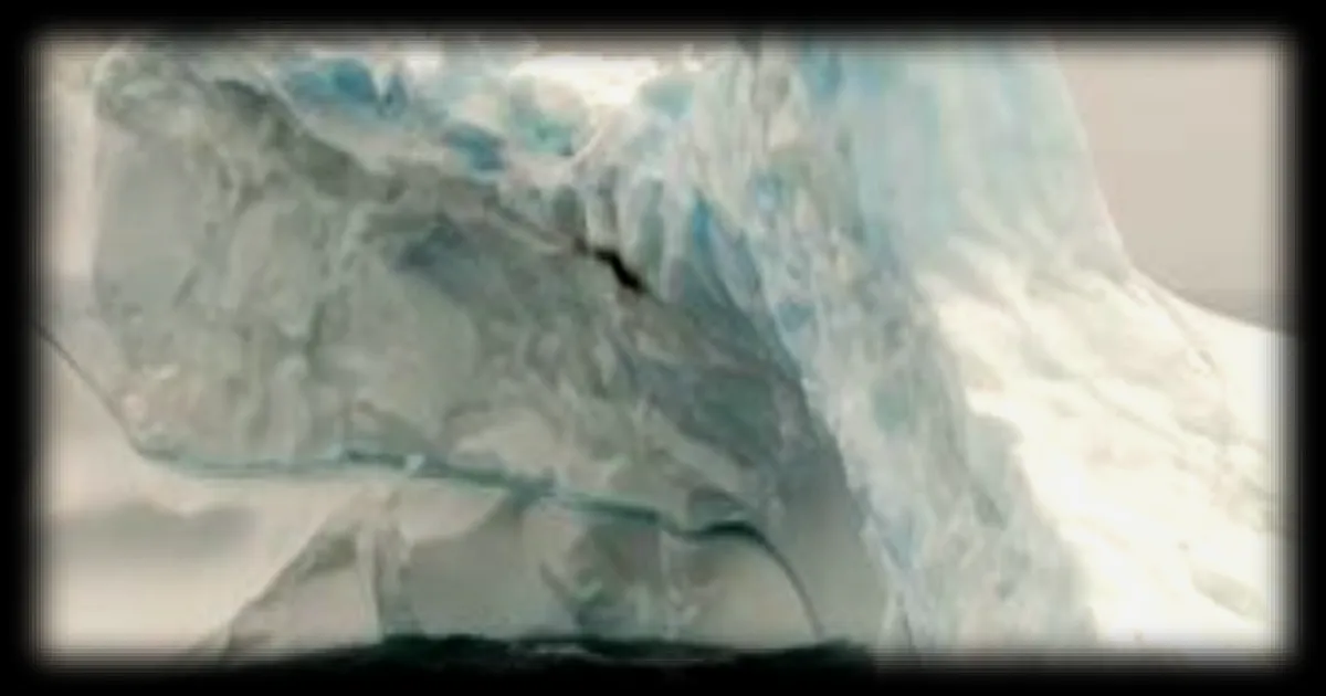 Molly Carlson, première femme à plonger d'un iceberg