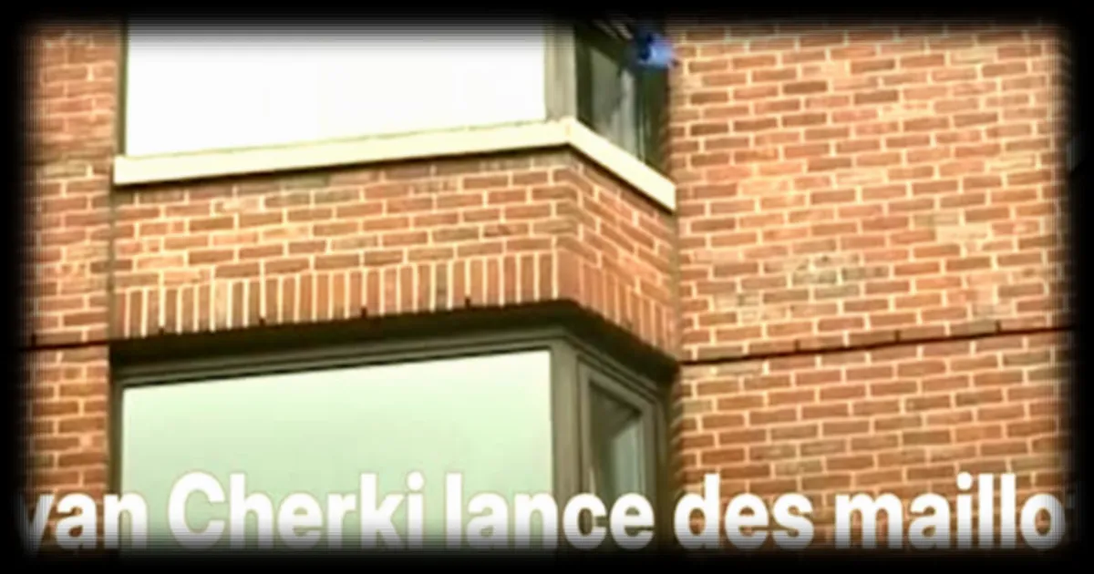 Mondial : Rayan Cherki lance des maillots de l'équipe de France depuis sa fenêtre