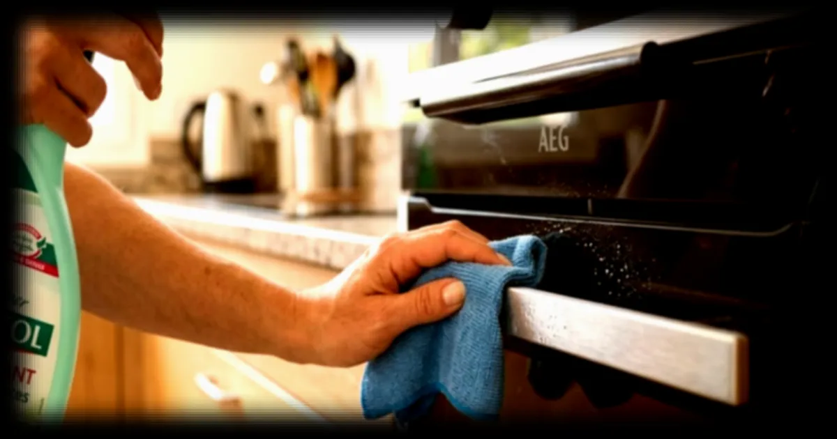 Nettoyage des fours : cette erreur courante transforme votre cuisine en nid à bactéries