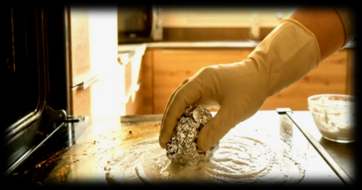 Nettoyer son four sans effort : une astuce simple avec 3 ingrédients