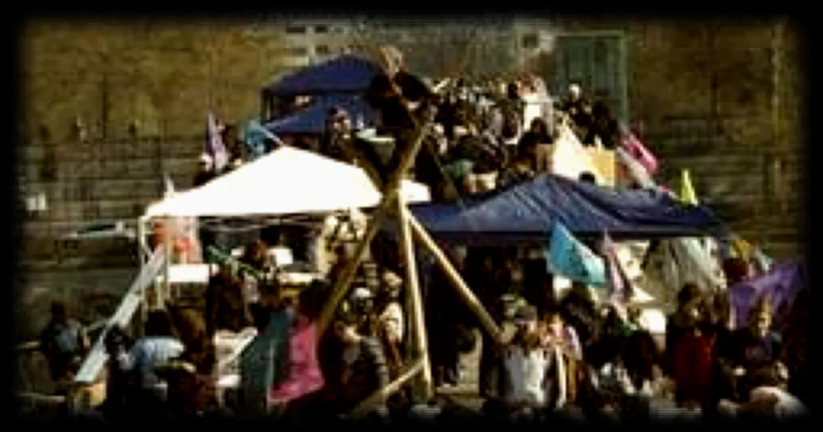 Occupation de la passerelle Simone-de-Beauvoir à Paris par Extinction Rebellion