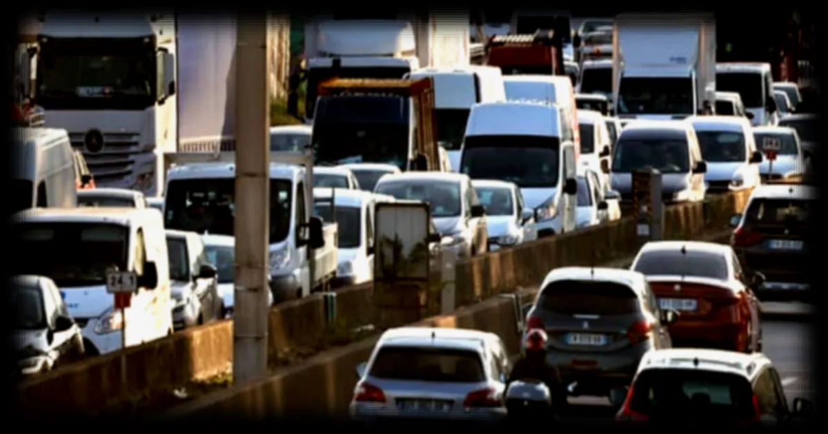 Opération escargot des camions et autocars sur le périphérique parisien pour réclamer une aide face à la hausse des prix du carburant