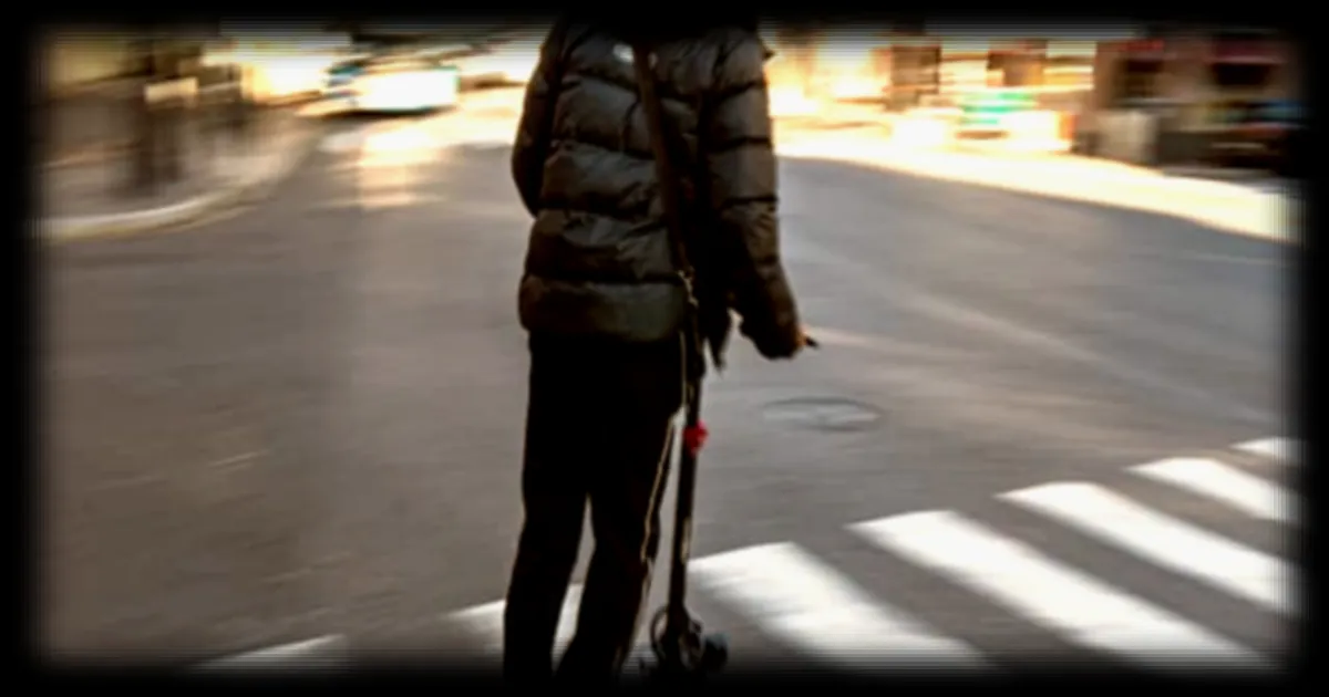 Paris et sa banlieue renforcent les règles pour les trottinettes électriques : port du casque et gilet fluo désormais obligatoires