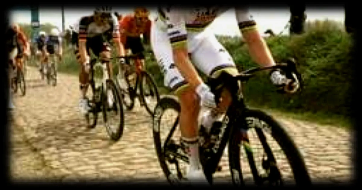 Paris-Roubaix 2026 : Pogacar privé d’une victoire symbolique par une crevaison, puis épaulé par les motos selon Naesen