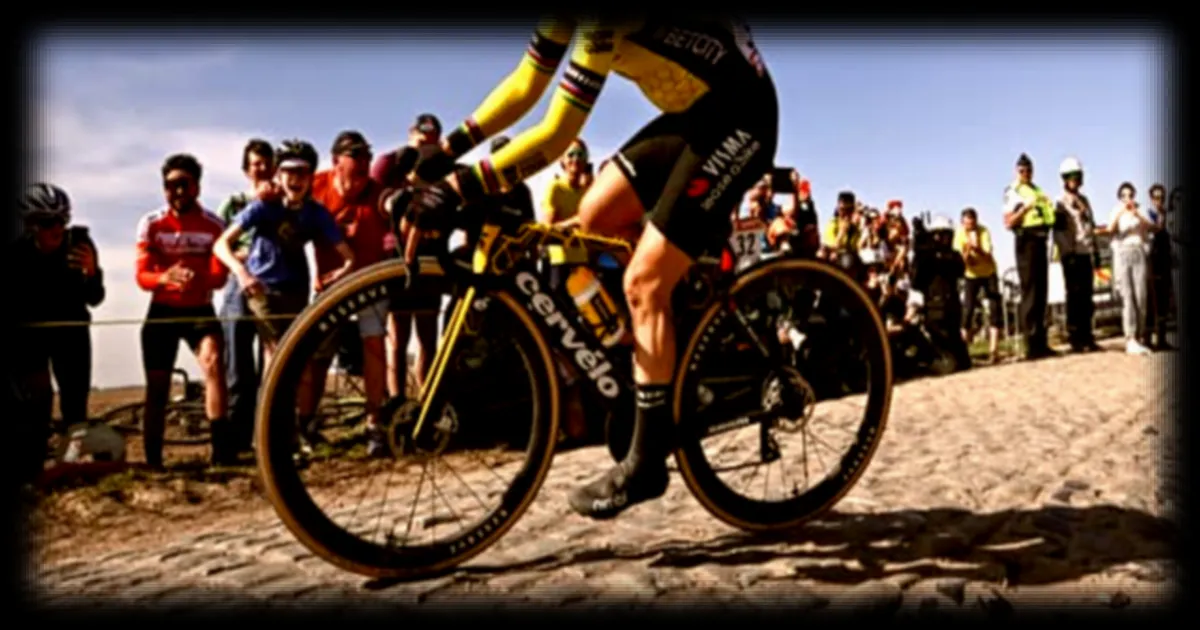 Paris-Roubaix : Pauline Ferrand-Prévot apprend la victoire de van Aert en pleine course