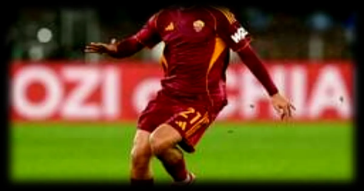 Paulo Dybala, joueur de l'AS Rome, absent un mois et demi suite à une opération au genou