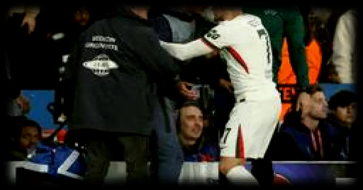 Pedro Neto presente ses excuses apres un incident avec un ramasseur de balles